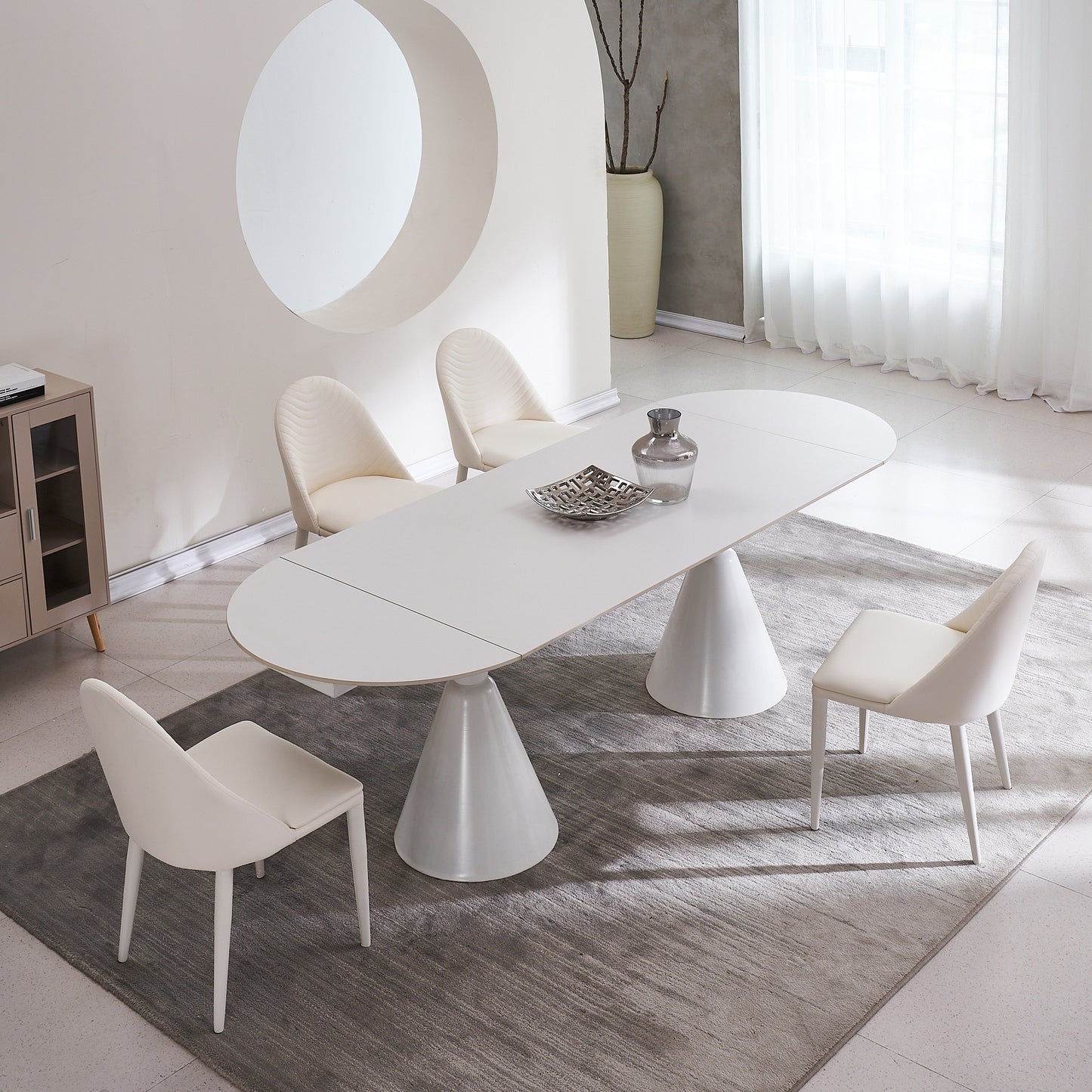 Table de salle à manger blanche extensible ovale moderne de 94,9 po pour 8 personnes avec plateau en pierre frittée et base en acier inoxydable