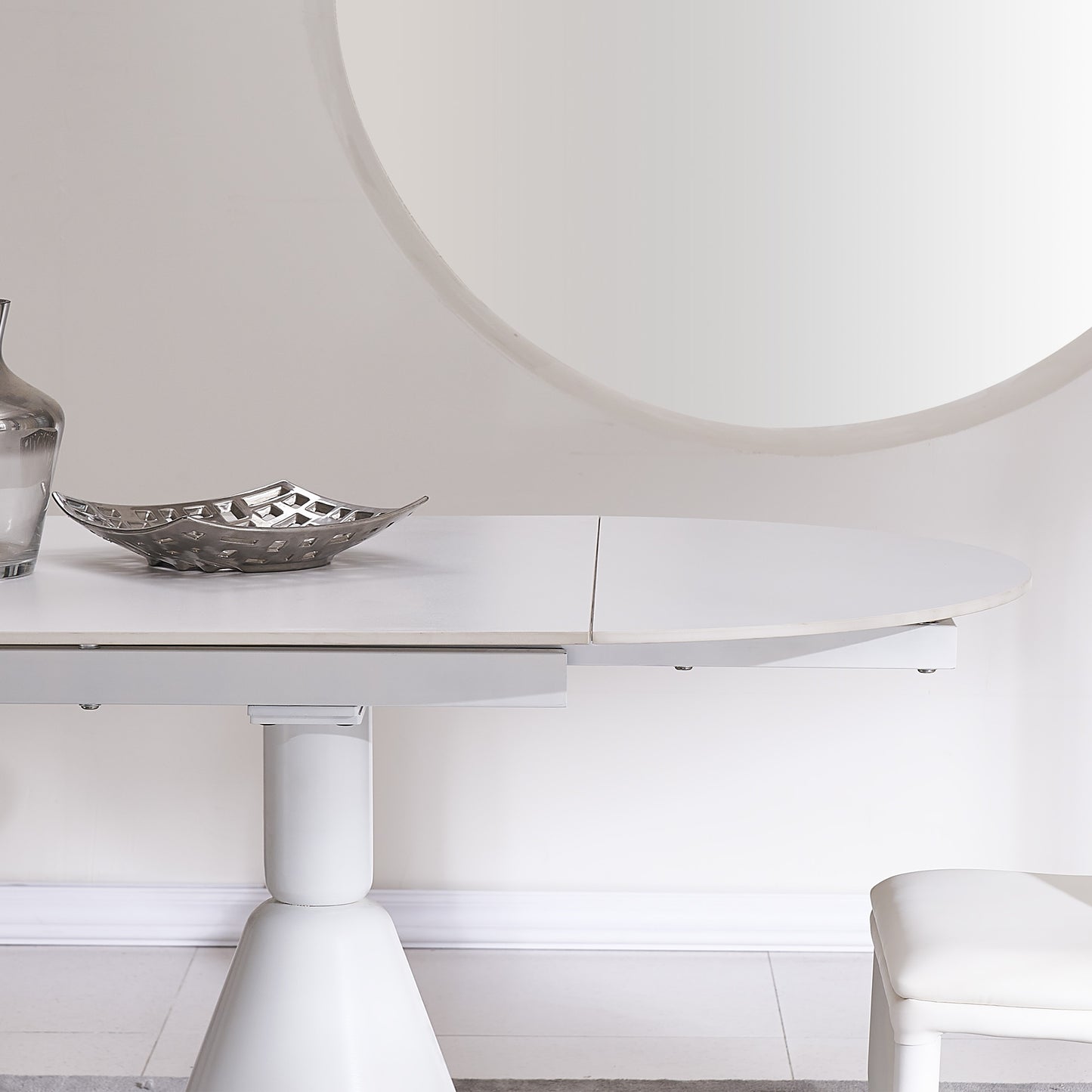 Table de salle à manger blanche extensible ovale moderne de 94,9 po pour 8 personnes avec plateau en pierre frittée et base en acier inoxydable