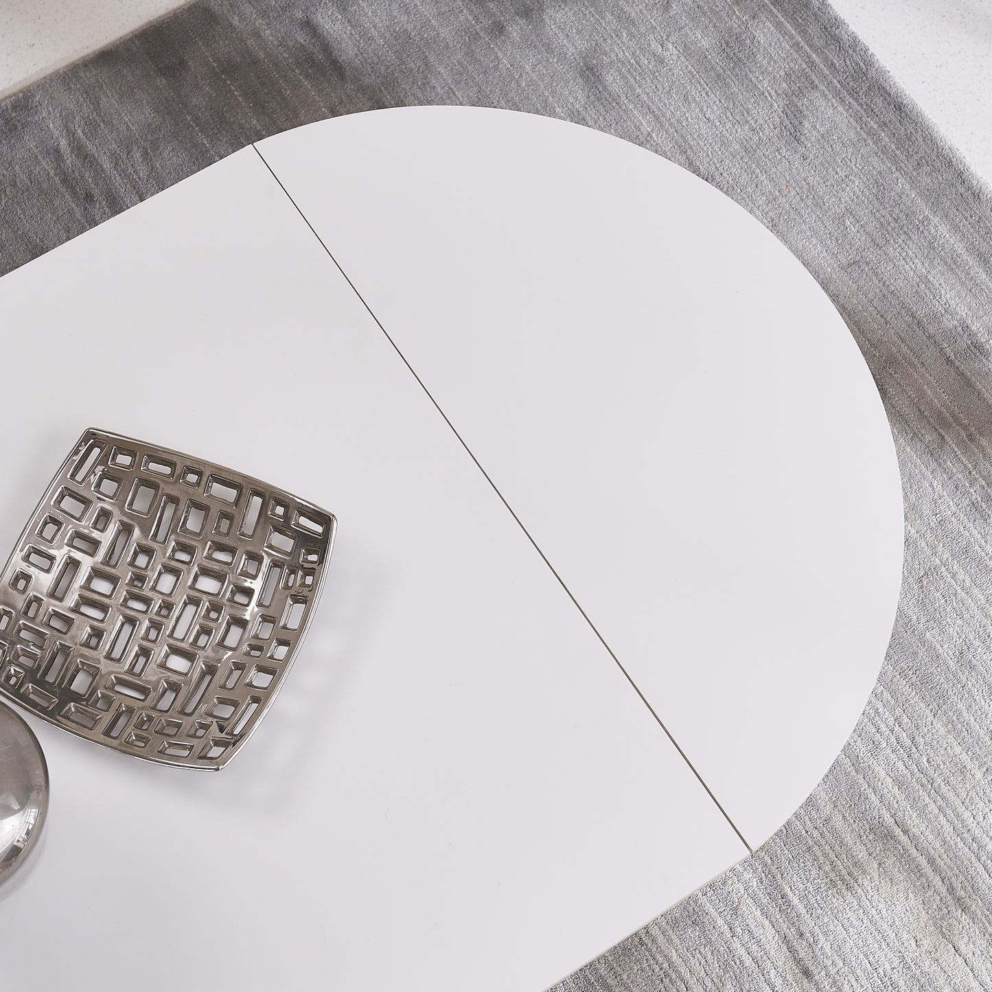 Table de salle à manger blanche extensible ovale moderne de 94,9 po pour 8 personnes avec plateau en pierre frittée et base en acier inoxydable