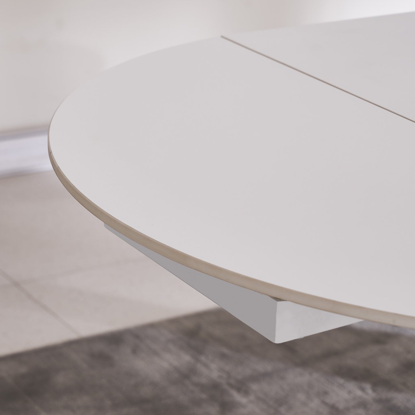 Table de salle à manger blanche extensible ovale moderne de 94,9 po pour 8 personnes avec plateau en pierre frittée et base en acier inoxydable