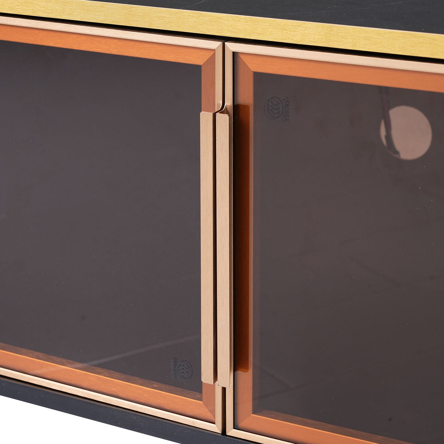 ON-TREND Meuble TV LED élégant avec plateau en marbre veiné pour téléviseurs jusqu'à 78", centre de divertissement avec armoire de rangement en verre marron, pieds et poignées dorés pour le salon, noir