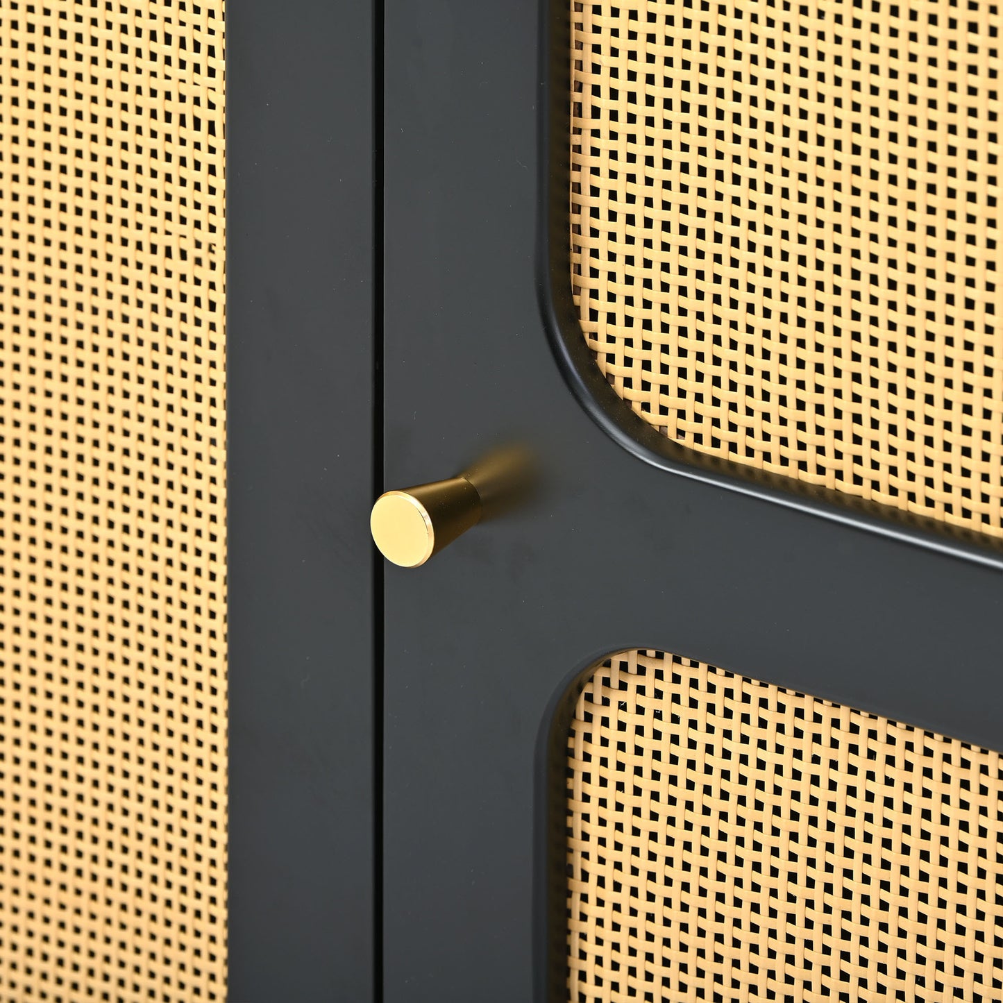 Meuble TV de style bohème ON-TREND avec porte en rotin, table console multimédia tissée pour téléviseurs jusqu'à 70", panneau latéral de style campagnard avec base en métal doré pour le salon, noir.