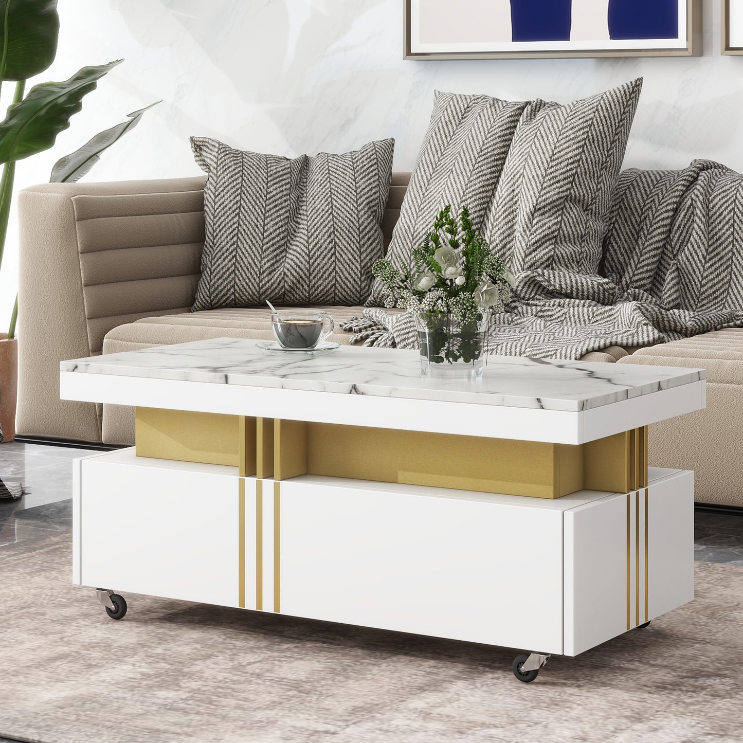 [VIDÉO fournie] Table basse contemporaine ON-TREND avec plateau en faux marbre, table de cocktail rectangulaire avec roulettes, table centrale de luxe modéré avec barres en métal doré pour le salon, blanc