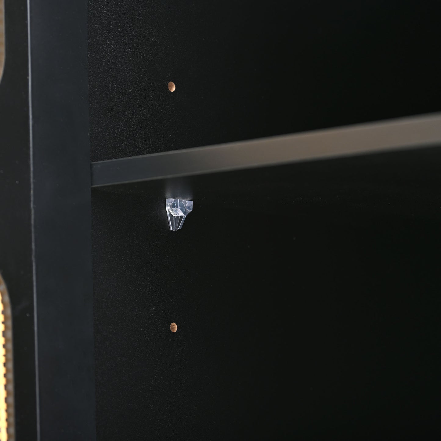 Meuble TV de style bohème ON-TREND avec porte en rotin, table console multimédia tissée pour téléviseurs jusqu'à 70", panneau latéral de style campagnard avec base en métal doré pour le salon, noir.